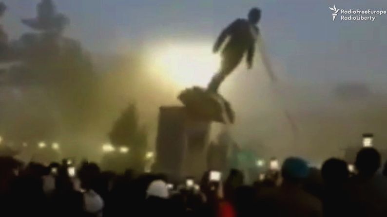 Video zachytilo nejemotivnější okamžik protestů v Kazachstánu